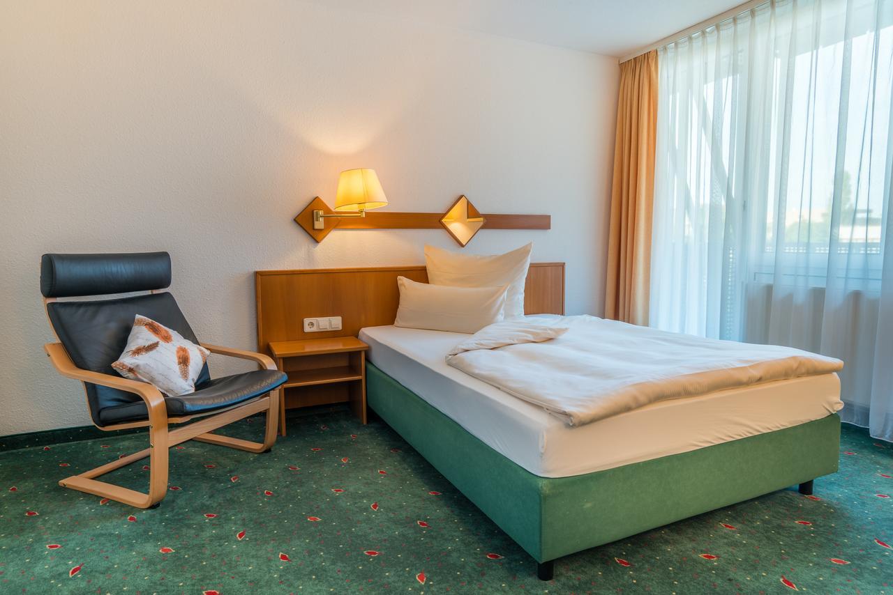 Airporthotel Residenz Steinenbronn Екстериор снимка